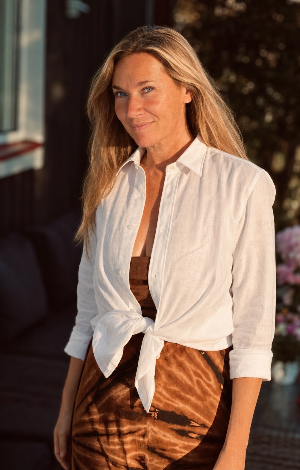 Caroline möter kameran i varmt kvällsljus